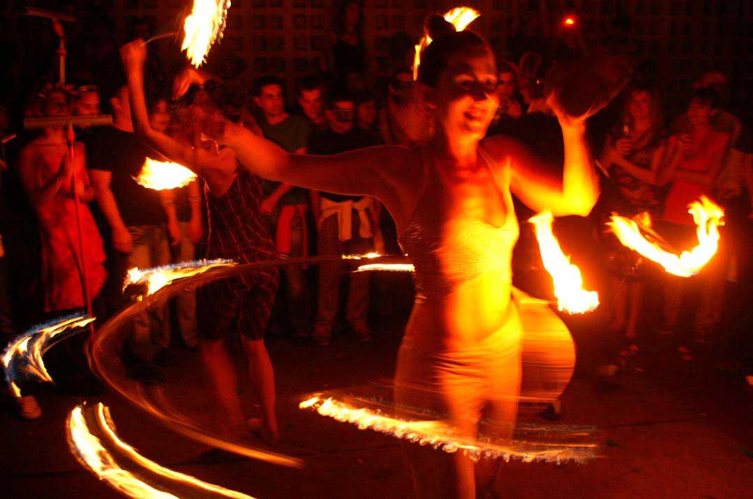 Danza con fuego, fuego con fuego, danza del fuego, danza fuego, la danza del fuego, la danza de fuego, 